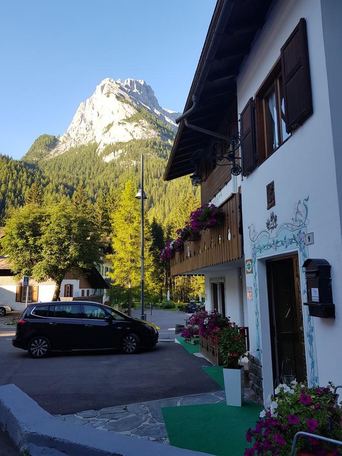 Garni Monika Acomodação com café da manhã Canazei Exterior foto