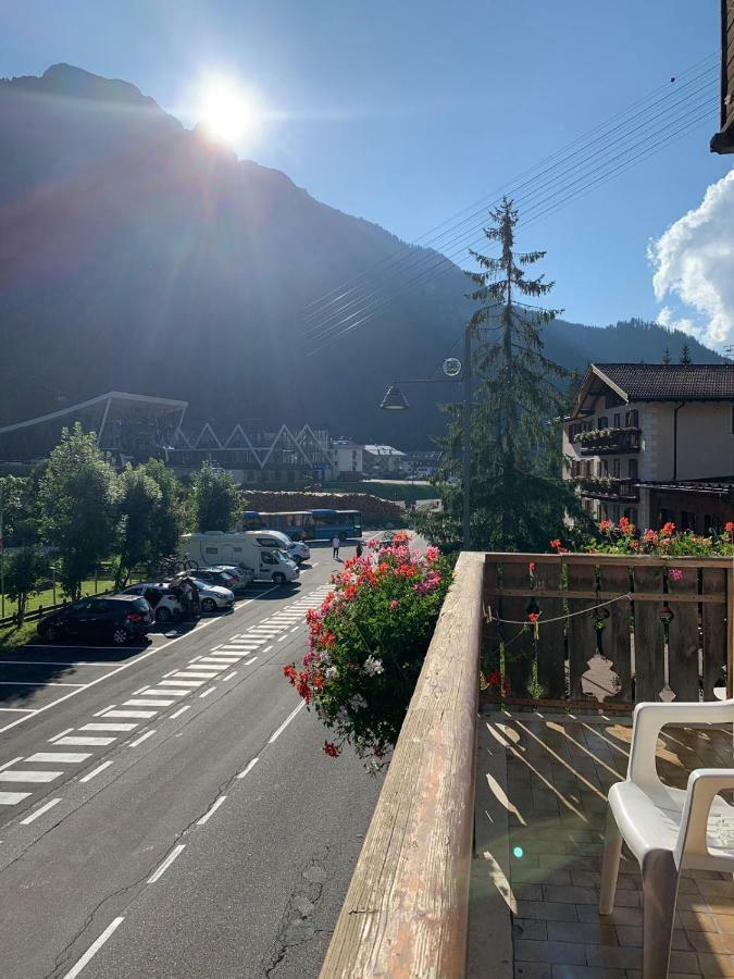 Garni Monika Acomodação com café da manhã Canazei Exterior foto